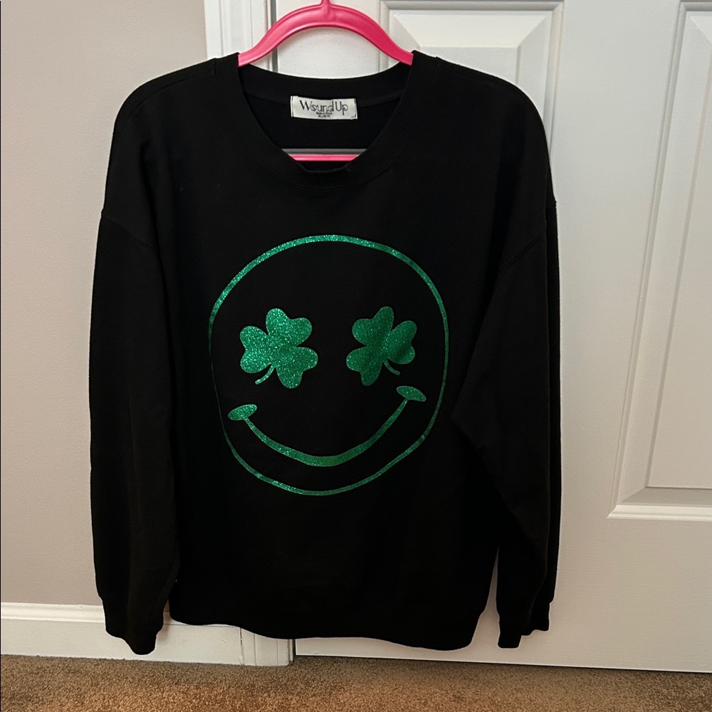 PERFECT FOR ST. PATRICKS DAY 🍀☘️Wound Up Black Sweatshirt with Green Design - Picture 1 of 2